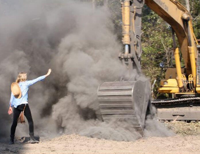Daryl Hannah blocking backhoe from oil pipeline construction Daryl Hannah blocking backhoe from oil pipeline construction