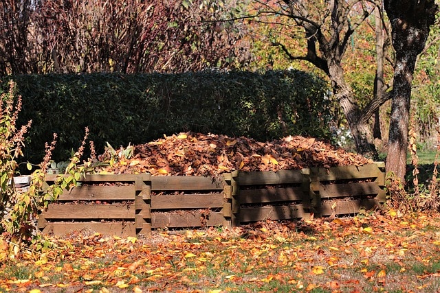 https://greenerideal.com/wp-content/uploads/2013/08/eco-friendly-gardens-compost-heap.jpg