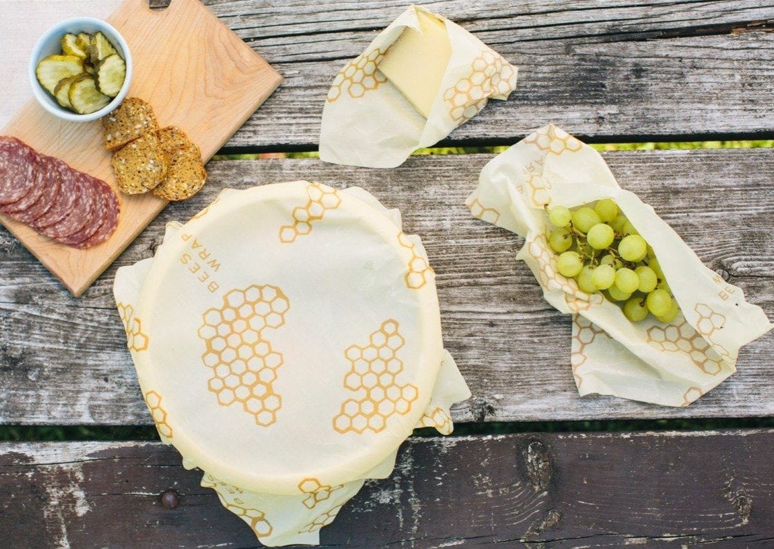 https://greenerideal.com/wp-content/uploads/2021/07/Bees-wrap-Eco-friendly-alternatives-to-Ziploc-bags.jpg