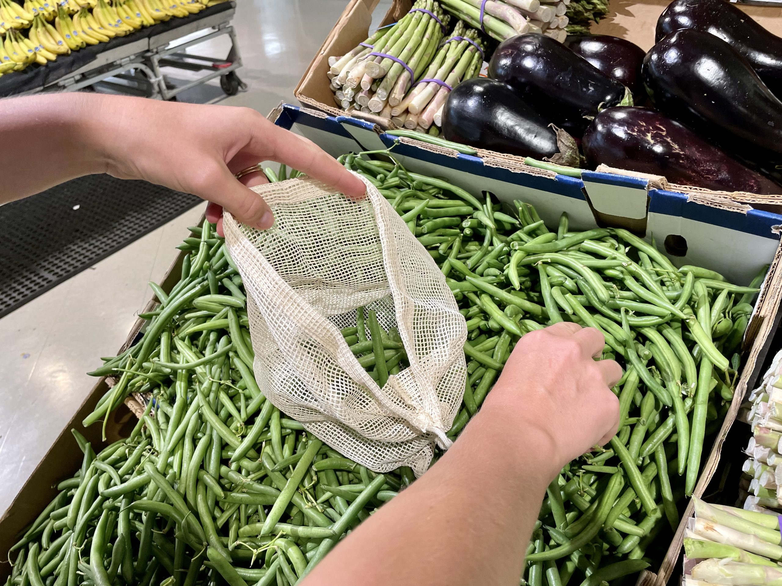 superbee mesh produce bags being filled with green beans