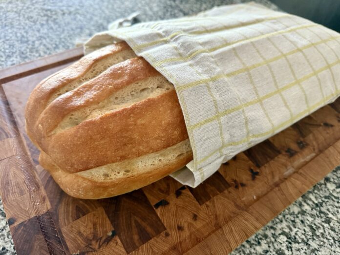Keeki bread bag with French loaf of bread